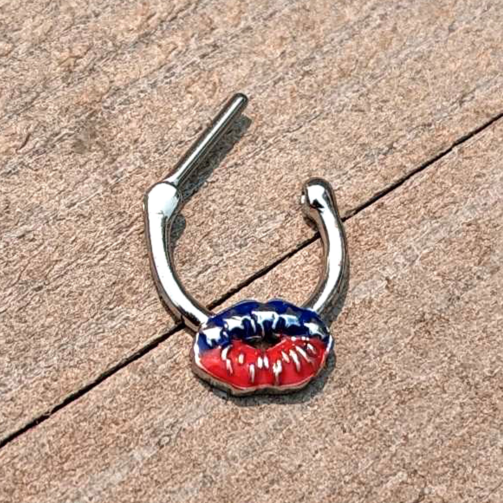 16 Gauge 5/16 Patriotic Kissy Lips Cartilage Clicker